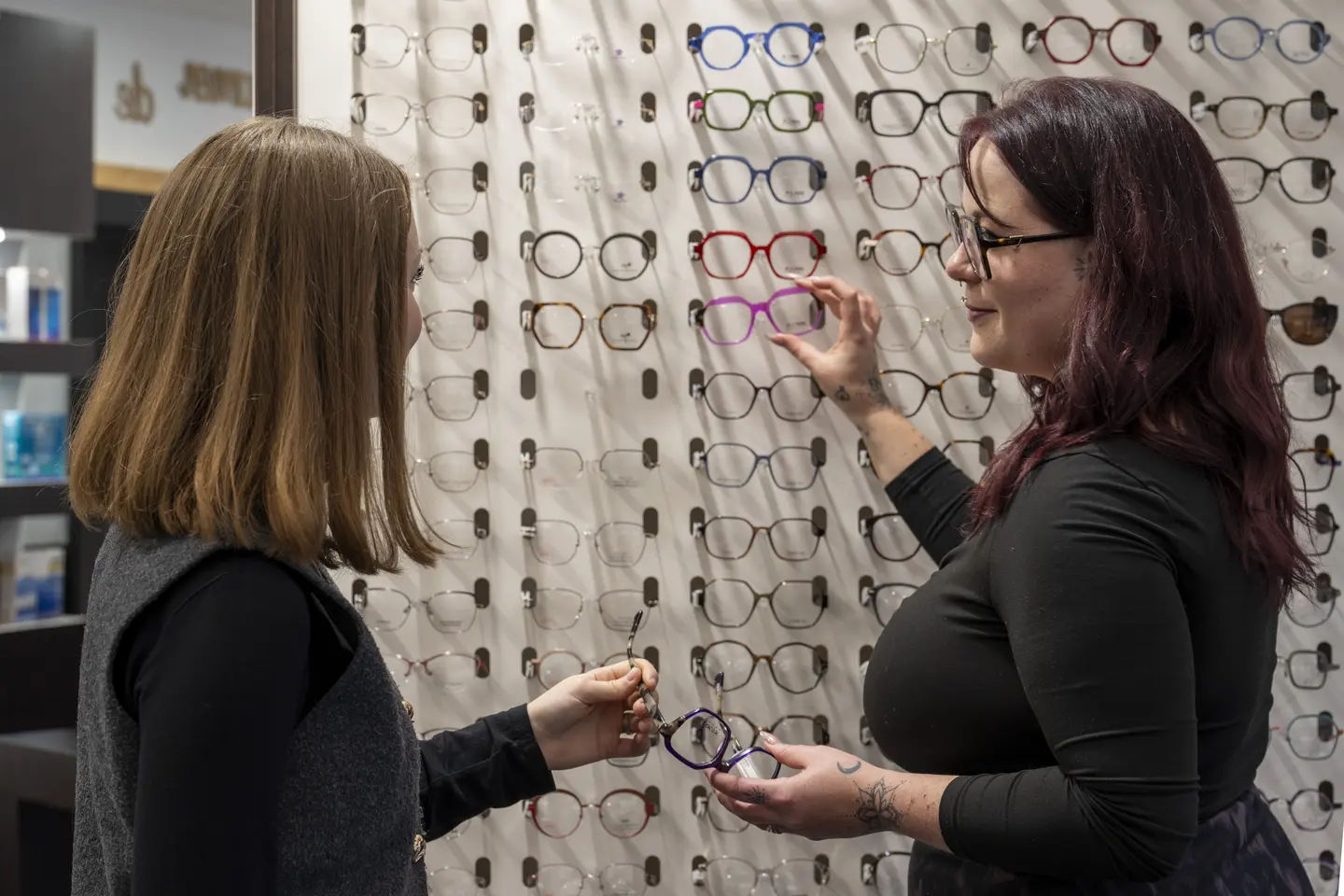 client se faisant conseiller une monture dans les magasins L'Entrebecq Opticien